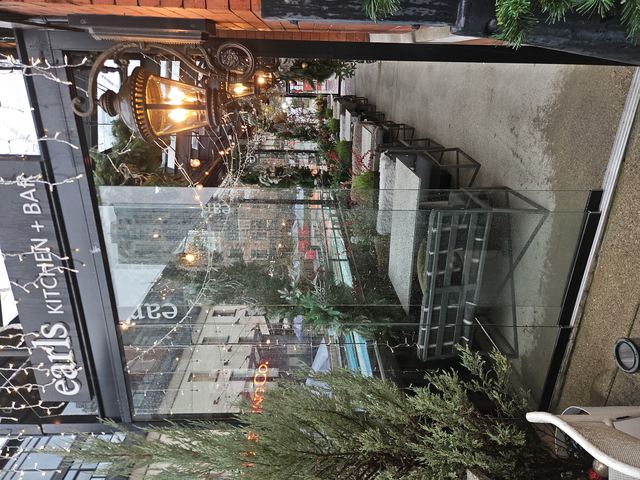 Glass wall and entry for a sushi restaurant