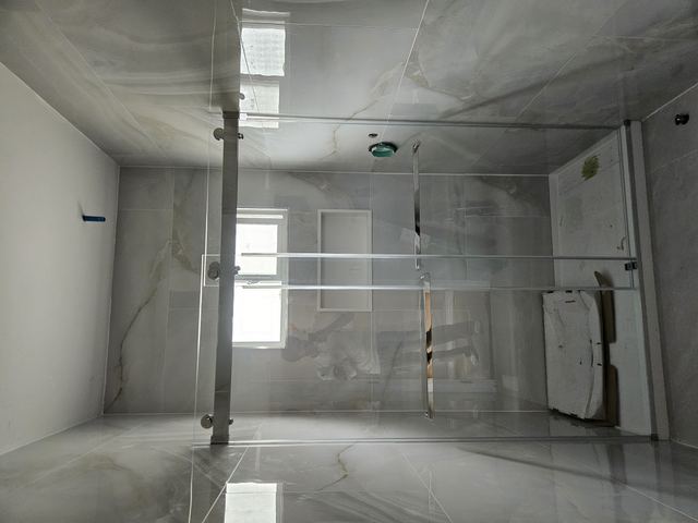 Frameless glass partition during installation