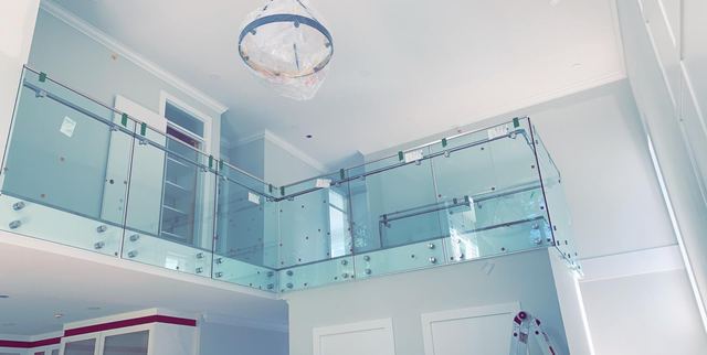 Curved glass railing on an upper landing